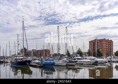 KINGSTON UPON HULL, YORKSHIRE, UK, 17 LUGLIO: Vista delle barche nella maina a Kingston upon Hull il 17 luglio 2022 Foto Stock