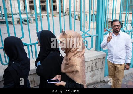 Teheran, Teheran, Iran. 5 luglio 2024. Il popolo iraniano si schiera per votare alle elezioni presidenziali alla moschea Hosseinieh Ershad venerdì 5 luglio 2024. Gli iraniani hanno iniziato a votare venerdì in un ballottaggio elettorale per sostituire il defunto presidente Ebrahim Raisi, che è rimasto ucciso in un incidente in elicottero il mese scorso. (Credit Image: © Sobhan Farajvan/Pacific Press via ZUMA Press Wire) SOLO PER USO EDITORIALE! Non per USO commerciale! Foto Stock