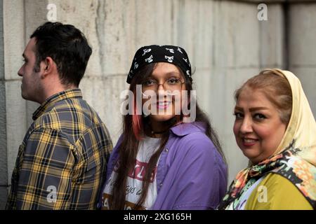 Teheran, Teheran, Iran. 5 luglio 2024. Una giovane ragazza iraniana e sua madre si schierano per votare alle elezioni presidenziali per il ballottaggio alla moschea Hosseinieh Ershad venerdì 5 luglio 2024. Gli iraniani hanno iniziato a votare venerdì in un ballottaggio elettorale per sostituire il defunto presidente Ebrahim Raisi, che è rimasto ucciso in un incidente in elicottero il mese scorso. (Credit Image: © Sobhan Farajvan/Pacific Press via ZUMA Press Wire) SOLO PER USO EDITORIALE! Non per USO commerciale! Foto Stock