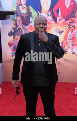 Hollywood, CA USA - 30 aprile 2024: Earthquake partecipa alla prima di Unfrosted di Netflix. Foto Stock