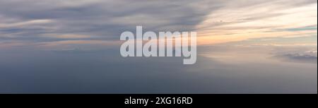 La vista aerea panoramica della nebbia e della nebbia oscurano la montagna e la costa vulcanica dell'area ricreativa di Lake Clark Foto Stock