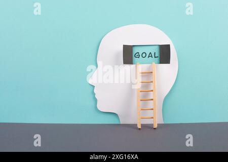 Silhouette di un uomo, finestra al cervello con la parola obiettivo, scala di successo, mentalità aperta, brainstorming per le idee di business Foto Stock