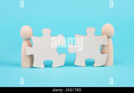 Due uomini con pezzi di puzzle hanno costruito una squadra, collegare le parti insieme, corporate nel lavoro di squadra, comunicazione e concetto di supporto Foto Stock
