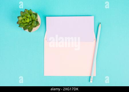 Carta vuota con una penna e uno sfondo testurizzato cactus, brainstorming per nuove idee, scrivere un messaggio, fare una pausa, ufficio a casa Foto Stock