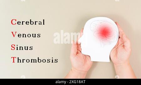 Trombosi venosa cerebrale del seno è in piedi sullo sfondo, Silhouette di una testa con un cervello, coagulo di sangue rosso, effetto collaterale vaccino covid-19 Foto Stock