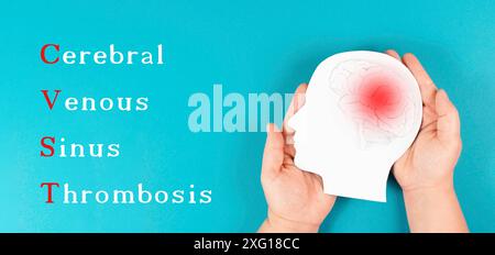Trombosi venosa cerebrale del seno è in piedi sullo sfondo, Silhouette di una testa con un cervello, coagulo di sangue rosso, effetto collaterale vaccino covid-19 Foto Stock