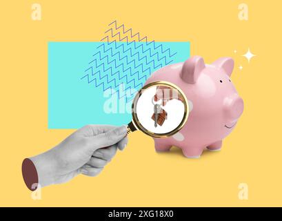 Collage creativo di salvadanaio e mano di donna con lente d'ingrandimento su sfondo a colori Foto Stock