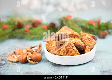 Triangoli a nocciola, dolci tradizionali tedeschi chiamati Nussecke, ricoperti di cioccolato, torta di natale Foto Stock