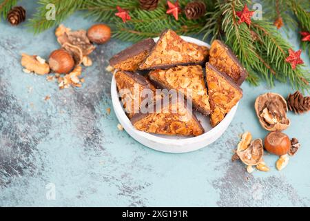 Triangoli a nocciola, dolci tradizionali tedeschi chiamati Nussecke, ricoperti di cioccolato, torta di natale Foto Stock