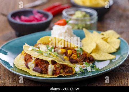 Tacos messicani con riso su legno Foto Stock