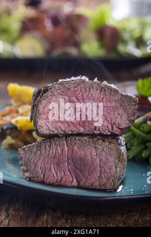 Bistecca con fagioli e patate gratinate Foto Stock