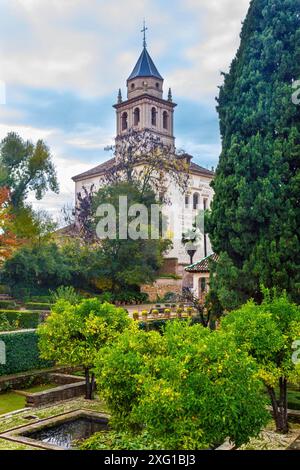 Cattedrale e giardino nel famoso palazzo dell'Alhambra in Spagna Foto Stock