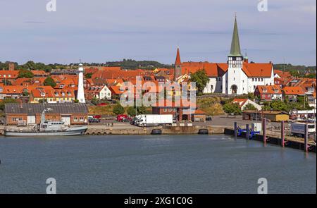 Vista sulla chiesa di San Nicolai, il faro, la città vecchia, il porto, Roenne, isola del Mar Baltico di Bornholm, Danimarca Foto Stock