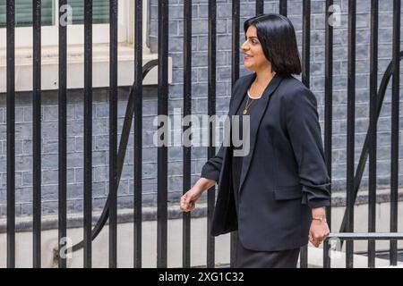 Downing Street, Londra, Regno Unito. 5 luglio 2024. Shabana Mahmood deputato, Lord Cancelliere e Segretario di Stato per la giustizia, arriva a Downing Street come il primo ministro britannico Keir Starmer prende le nomine per il suo gabinetto laburista. Crediti: Amanda Rose/Alamy Live News Foto Stock