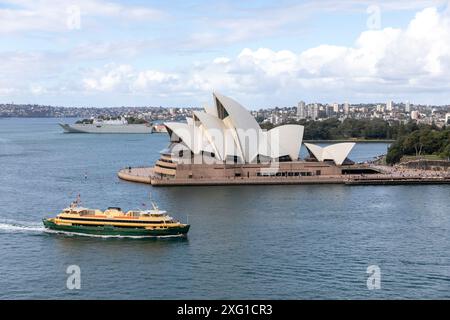 Traghetto di Sydney la MV Freshwater viaggia tra Manly e Circular Quay oltre la Sydney Opera House e bennelong Point, Sydney, NSW, Australia Foto Stock