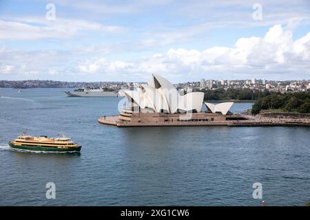 Traghetto di Sydney la MV Freshwater viaggia tra Manly e Circular Quay oltre la Sydney Opera House e bennelong Point, Sydney, NSW, Australia Foto Stock