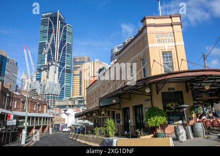 L'edificio pubblico dell'hotel storico australiano nell'area di Rocks nel centro di Sydney con grattacielo e edificio EY, Sydney, NSW, Australia Foto Stock