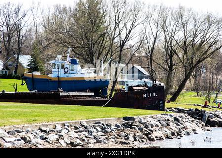 Vecchie navi esposte alla banchina di Lotbinière, Quebec, Canada Foto Stock