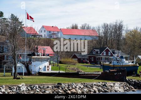 Vecchie navi esposte alla banchina di Lotbinière, Quebec, Canada Foto Stock