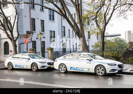 The Rocks Sydney, auto della polizia del nuovo Galles del Sud parcheggiate in George Street nel centro di Sydney, New South Wales, Australia Foto Stock