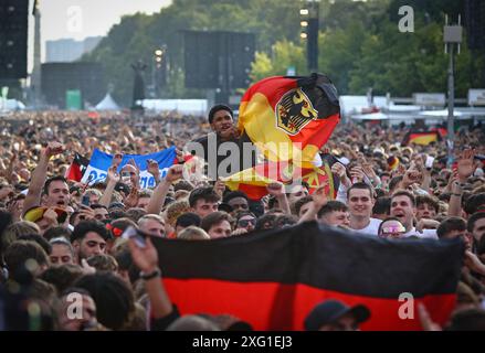 Berlino, Germania. 5 luglio 2024. Vista generale della folla di tifosi nella zona fan della porta di Brandeburgo a Berlino durante i quarti di finale di UEFA EURO 2024 Spagna contro Germania. Crediti: Oleksandr Prykhodko/Alamy Live News Foto Stock