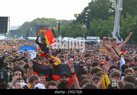 Berlino, Germania. 5 luglio 2024. Vista generale della folla di tifosi nella zona fan della porta di Brandeburgo a Berlino durante i quarti di finale di UEFA EURO 2024 Spagna contro Germania. Crediti: Oleksandr Prykhodko/Alamy Live News Foto Stock