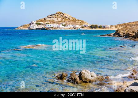 Spiaggia Paraside a Mykonos Grecia mare blu, ombrellone e lussuose sedie a sdraio Foto Stock