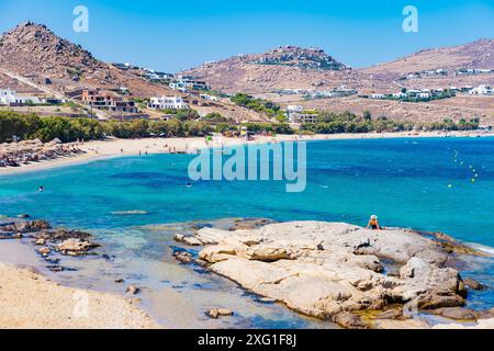 Kalafatis Beach a Mykonos, la Grecia più amata per gli sport acquatici Foto Stock