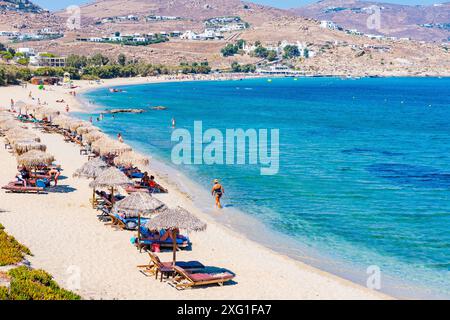 Kalafatis Beach a Mykonos, la Grecia più amata per gli sport acquatici Foto Stock