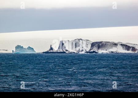 Formazioni geologiche intorno all'isola di Livingston, penisola dell'Antartide, sabato 18 novembre 2023. Foto: David Rowland / One-Image.com Foto Stock