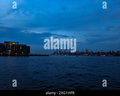 Lo skyline di New York City è visibile dall'Exchange Place, New Jersey, il 4 luglio 2024. Foto Stock