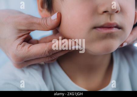 Endocrinologo pediatrico che esamina un bambino. Foto Stock