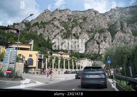 Strada Statale 45 o SS45bis sul Lago di Garda a Limone sul Garda, provincia di Brescia, Lombardia, Italia © Wojciech Strozyk / Alamy Stock Photo Foto Stock