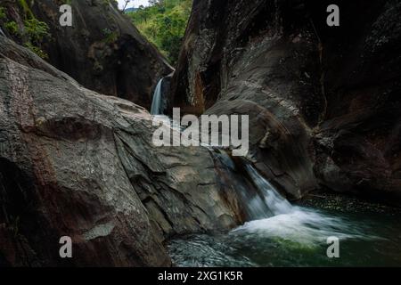 Scatto a lunga esposizione della cascata Pahanthudawa, Belihuloya, Sri Lanka Foto Stock