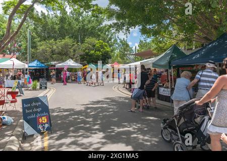 Eumundi - Australia- 1° febbraio 2012; persone e bancarelle nei famosi mercati del fine settimana della città. Foto Stock