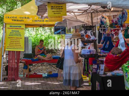 Eumundi - Australia- 1° febbraio 2012; persone e bancarelle nei famosi mercati del fine settimana della città. Foto Stock