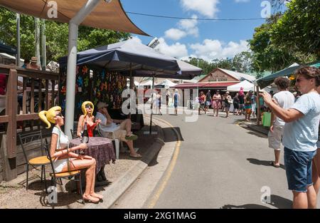 Eumundi - Australia- 1° febbraio 2012; persone e bancarelle nei famosi mercati del fine settimana della città. Foto Stock