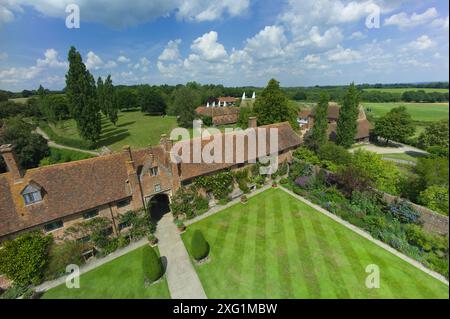 Sissinghurst Castle Garden West Range con edifici in oast House sullo sfondo. Cranbrook, Kent, Regno Unito Foto Stock