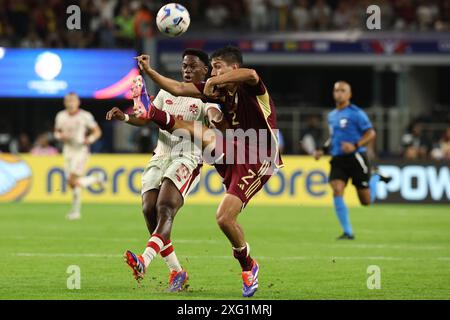 Il difensore del Venezuela Nahuel Ferraresi (R) si batte per il ballo con l'attaccante canadese Jonathan David durante la partita dei quarti di finale della Copa America USA 2024 tra Venezuela e Canada, allo stadio AT&T di Arlington, Texas, il 5 luglio 2024. Crediti: Alejandro Pagni/Alamy Live News Foto Stock