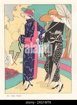 Donne alla moda in abiti di lusso in un parco di Parigi, 1922. Donna in abito blu con pannelli rosa e donna in cappello a teglia larga con ombrellone, abito stampato bianco e nero. Litografia di pocoro a mano (stencil) dopo un'illustrazione di Miss Colette, Miss J. Dory, Miss Mariotton, Miss Mana o Miss Vitrotto da Art, Gout, Beaute, pubblicata dalla rivista di moda AGB, Lyon, 1922. Foto Stock