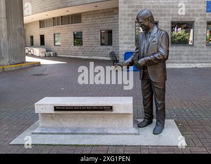 Vancouver CAN, Kanada / Canada, Urlaubseindruecke und Sehenswuerdigkeiten, Vancouver, 05.07.2024. An der Rogers Arena, Heimat der Vancouver Canucks Eishockey: Denkmal für Pat Quinn, der u.a. als Spieler und Trainer / Coach fuer Die Canucks taetig War. CAN, Kanada / Canada, Urlaubseindruecke und Sehenswuerdigkeiten, Vancouver, 05.07.2024. *** Vancouver CAN, Canada Canada, Vacation Impressions and Places of Interest, Vancouver, 05 07 2024 presso Rogers Arena, sede del monumento all'hockey su ghiaccio Vancouver Canucks a Pat Quinn, giocatore e allenatore dei Canucks CAN, Canada, Vacation impres Foto Stock