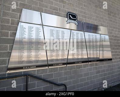 Vancouver CAN, Kanada / Canada, Urlaubseindruecke und Sehenswuerdigkeiten, Vancouver, 05.07.2024. An der Rogers Arena, Heimat der Vancouver Canucks Eishockey: Ehrentafel fuer alle bisherigen Dauerkartenbesitzer, motto: We Are All Canucks. CAN, Kanada / Canada, Urlaubseindruecke und Sehenswuerdigkeiten, Vancouver, 05.07.2024. *** Vancouver CAN, Canada Canada, impressioni e luoghi di interesse per le vacanze, Vancouver, 05 07 2024 presso Rogers Arena, sede della targa di hockey su ghiaccio Vancouver Canucks per tutti i possessori di biglietti della stagione precedente, motto We Are All Canucks CAN, Canada Canada, impressioni per le vacanze e. Foto Stock