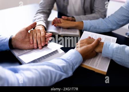 Christian Preacher conduce lo studio biblico con gli amici, diffondendo fede e pace attraverso le preghiere e il discepolato nella Comunità Latina. Foto Stock