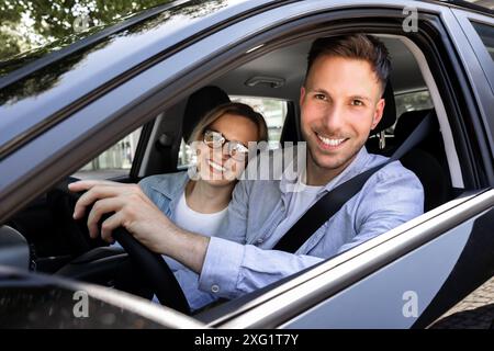 Felice Coppia Matura seduti in auto nuova Foto Stock