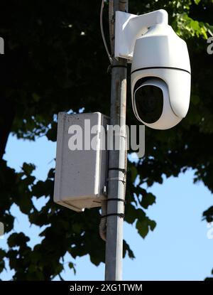 Telecamera di sicurezza per monitorare la città con una risoluzione molto alta installata su un palo alto Foto Stock