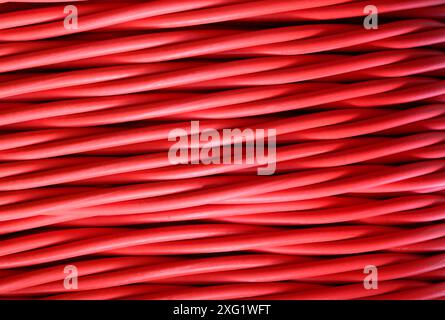 Linea di alimentazione ad alta tensione con spesso cavo isolato rosso su sfondo Foto Stock