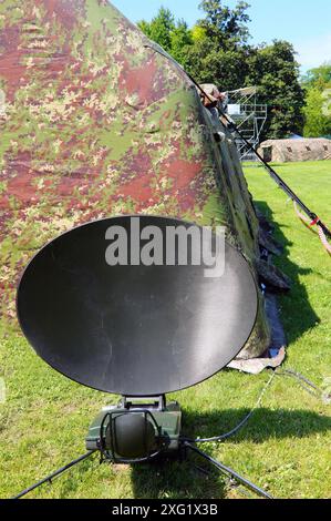 Antenna militare parabolica per ricevere segnali da satelliti spia nello spazio nel campo di Amry durante la guerra e camuffamento Foto Stock