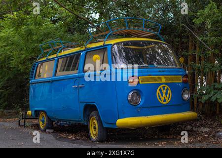 Vecchio furgone VW abbandonato sulla strada di Nessebar, Bulgaria Foto Stock