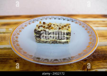 Torta a strati con semi di papavero e panna Foto Stock