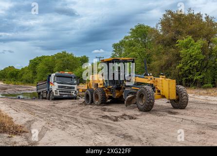 Camion bloccato su una strada sterrata nel Chobe National Park, Botswana Foto Stock